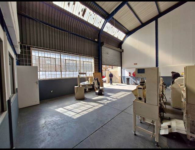 239M² WAREHOUSE TO LET IN JET PARK